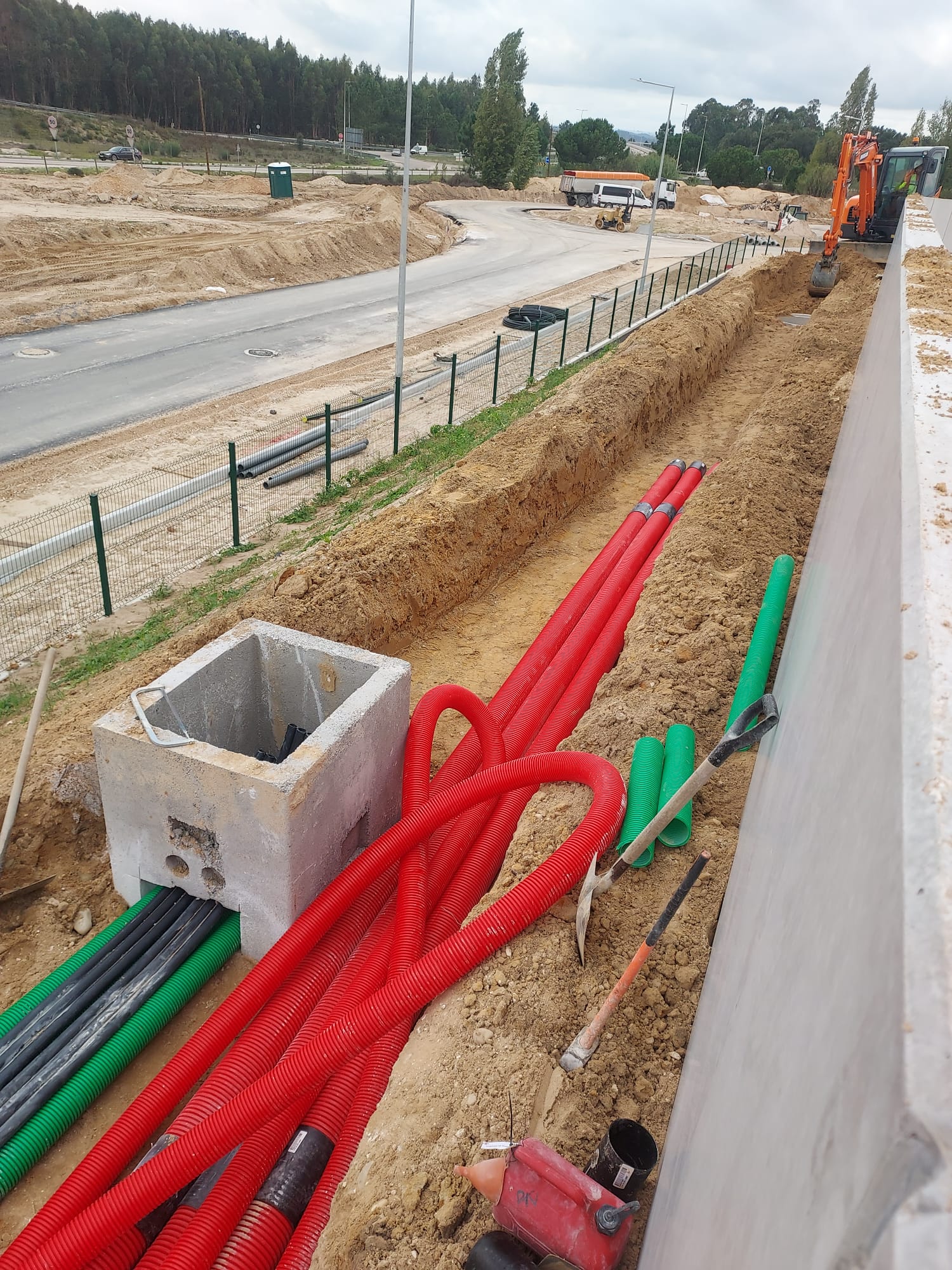 Infraestruturas para novo centro Mercadona

Execução completa das redes exteriores, incluindo saneamento doméstico, drenagem pluvial e instalação de todas as redes técnicas especiais (eletricidade e telecomunicações). - Imagem 2